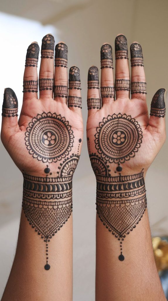 Bold Circle Royal Front Hand Mehndi Design